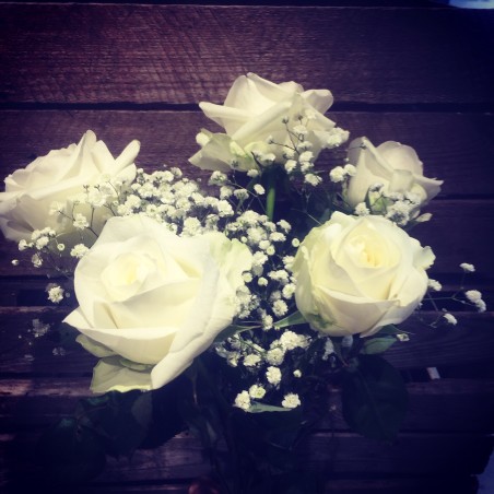 5 roses blanches + gypso
